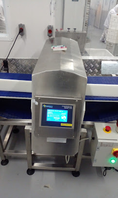 Iluminação industrial em corredor de fábrica