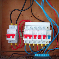 Troca de disjuntores em quadro elétrico residencial