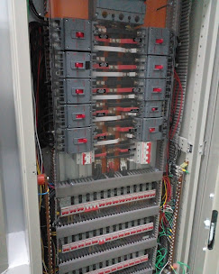 Quadro elétrico industrial organizado por eletricista profissional